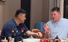 战神刘玉栋：不能理解现在的球员一碰就倒 抬出去过5分钟又回来了
