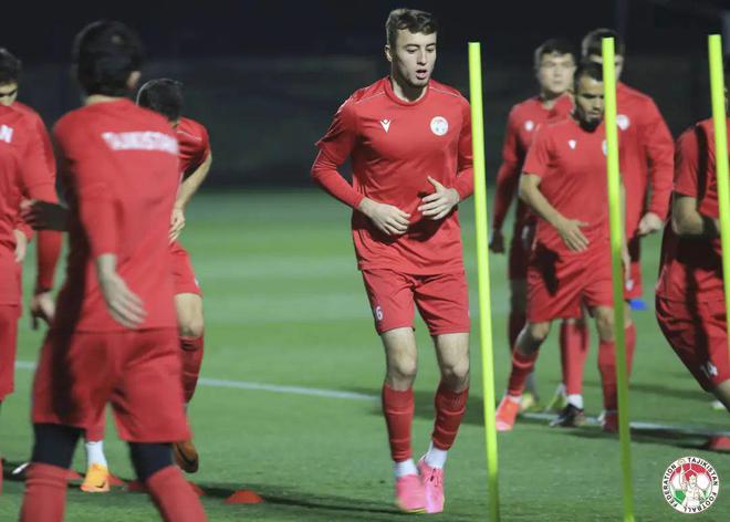 利兹联VS狼队预测比分曼联主场失利，利兹联逆袭的背后：战术与心理的较量